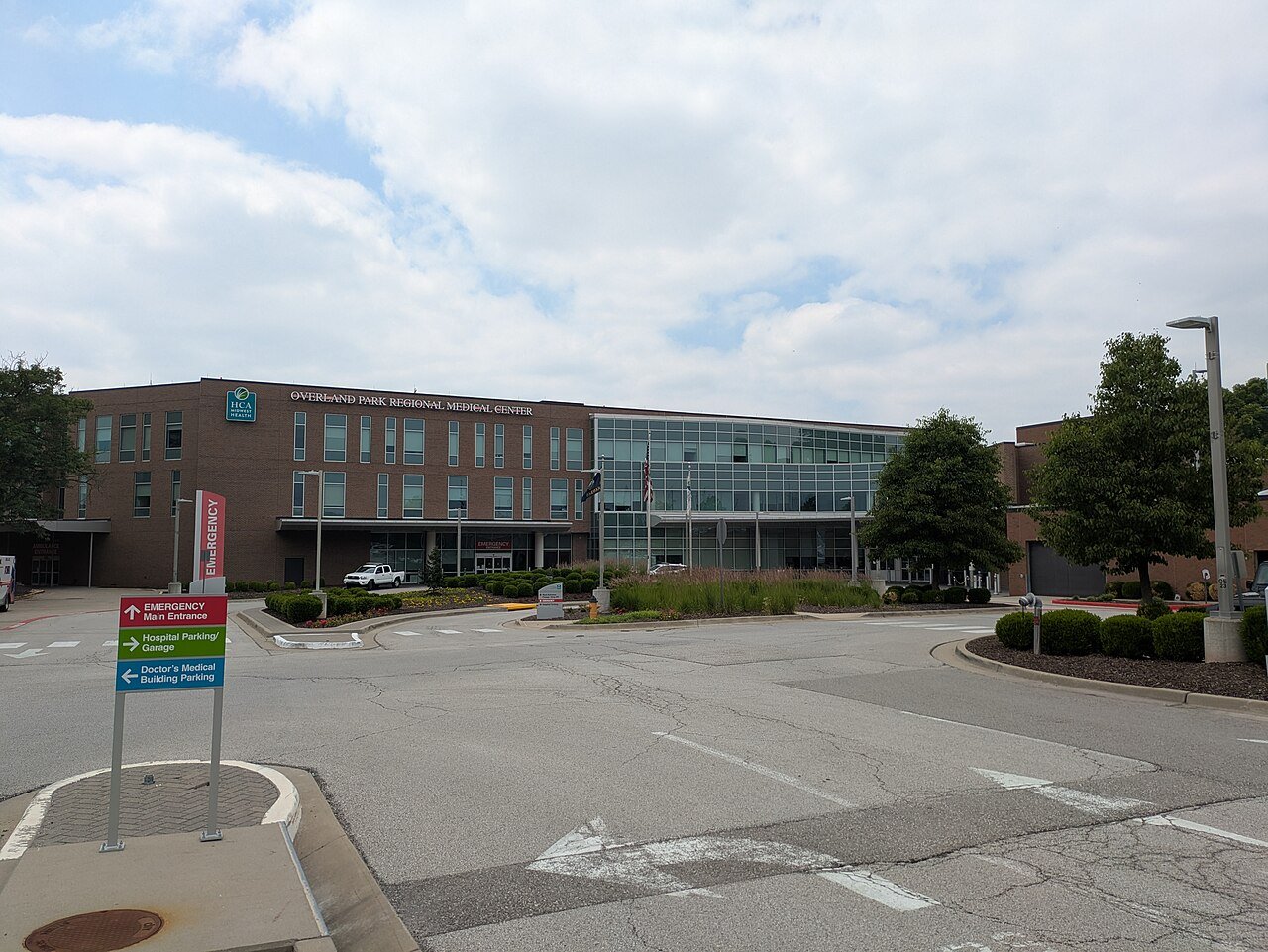 Main and emergency entrances of Overland Park Regional Medical Center in Kansas